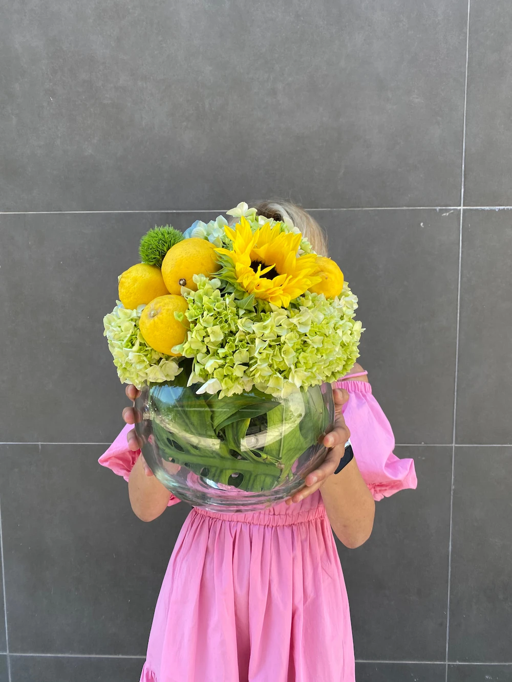 Sarı tonlarında limon ay çiçeği aranjmanı