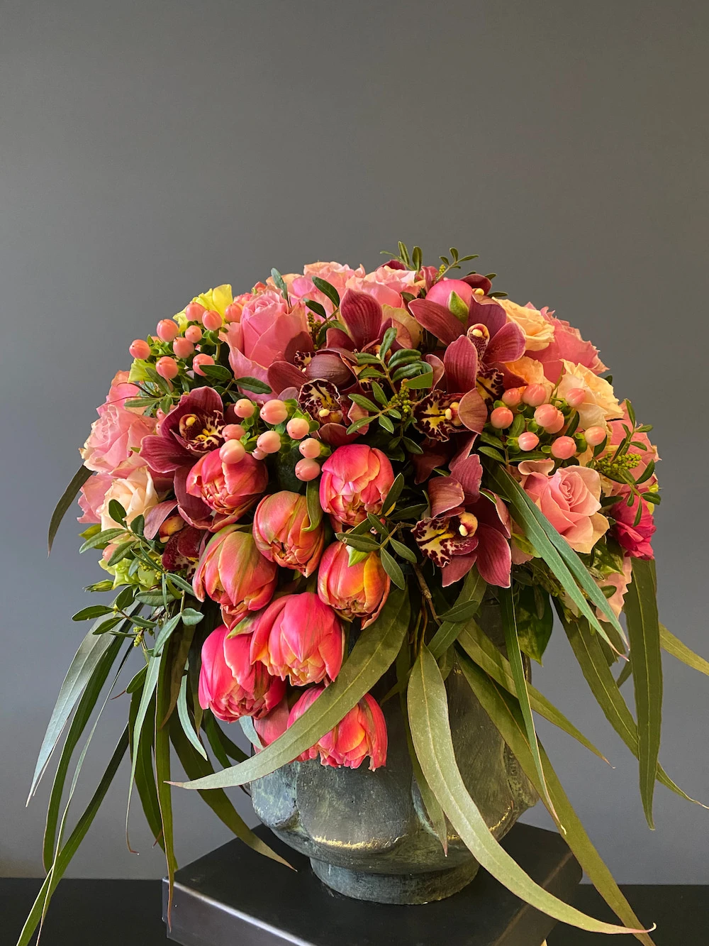 Columbus Laleler ile taş vazo da aranjman