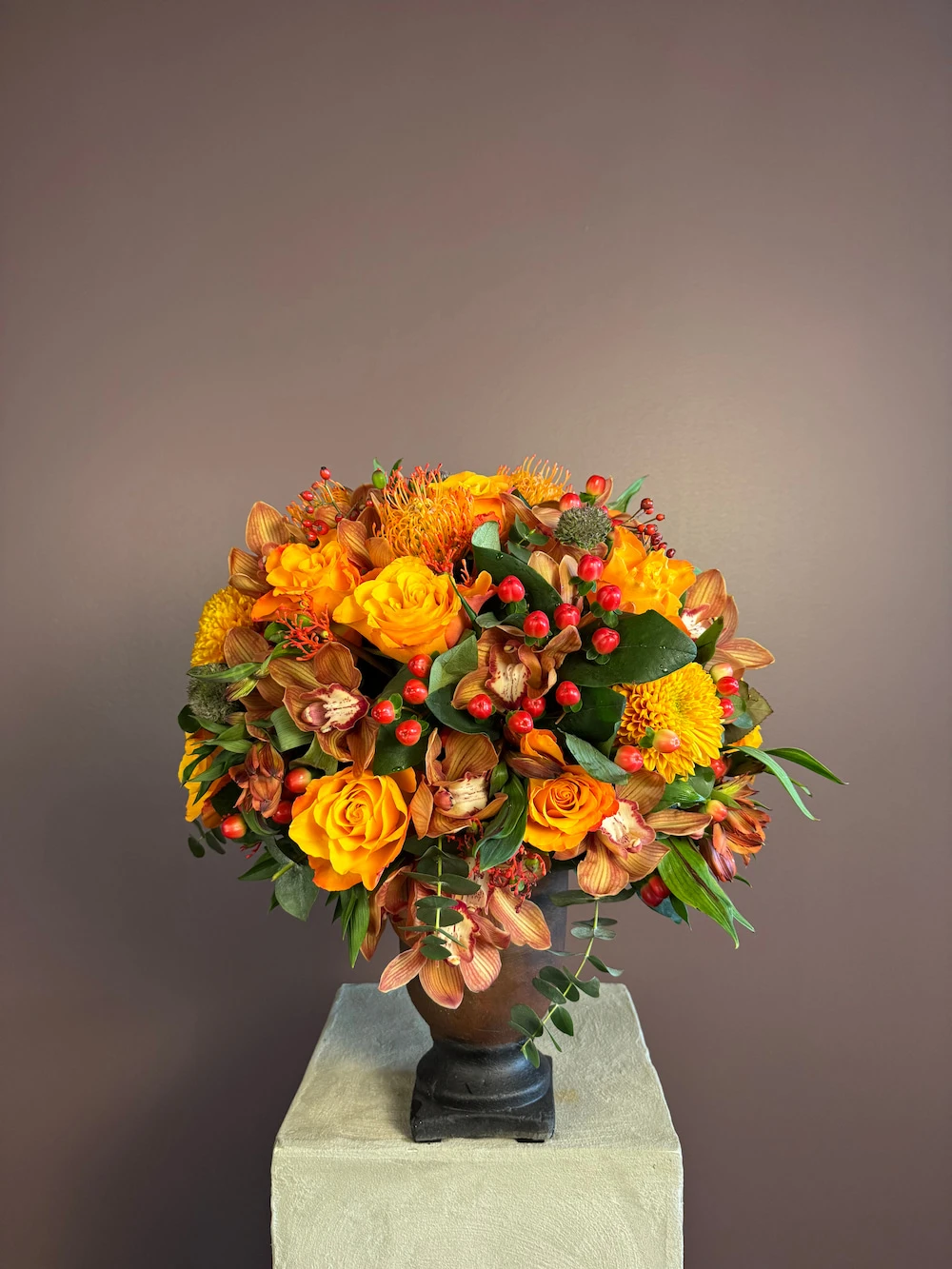 Sonbahar tonlarında spidium orkide aranjmanı