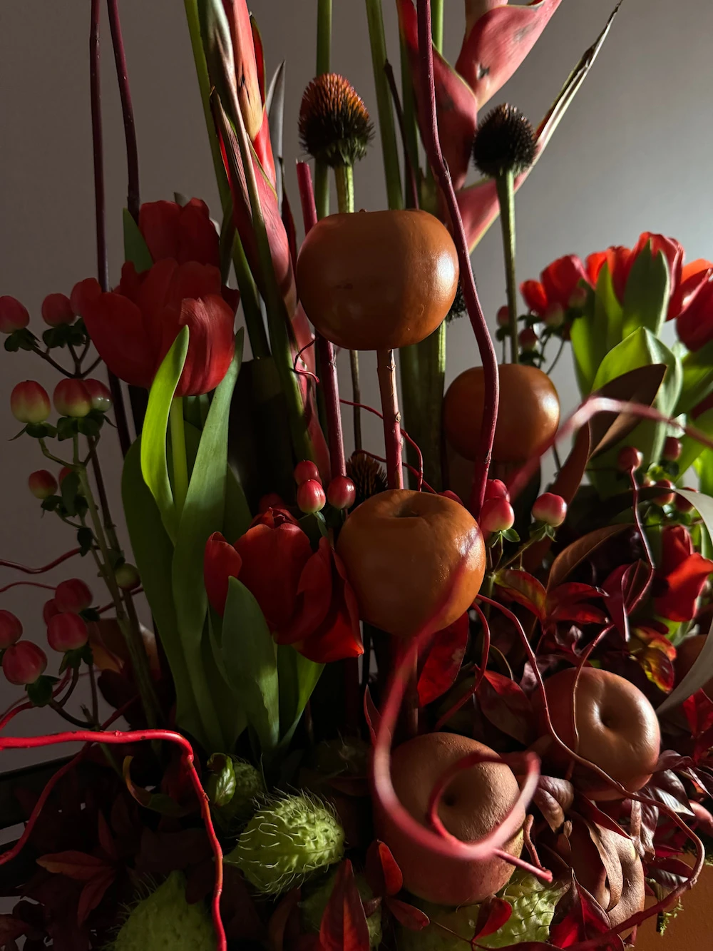 Kırmızı lalelerle hazırlanmış Aşk aranjmanı