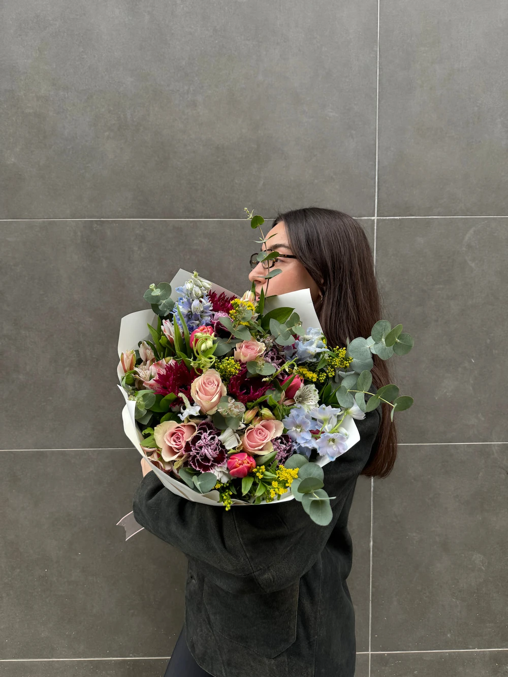 Mavi mor tonlarında karışık buket