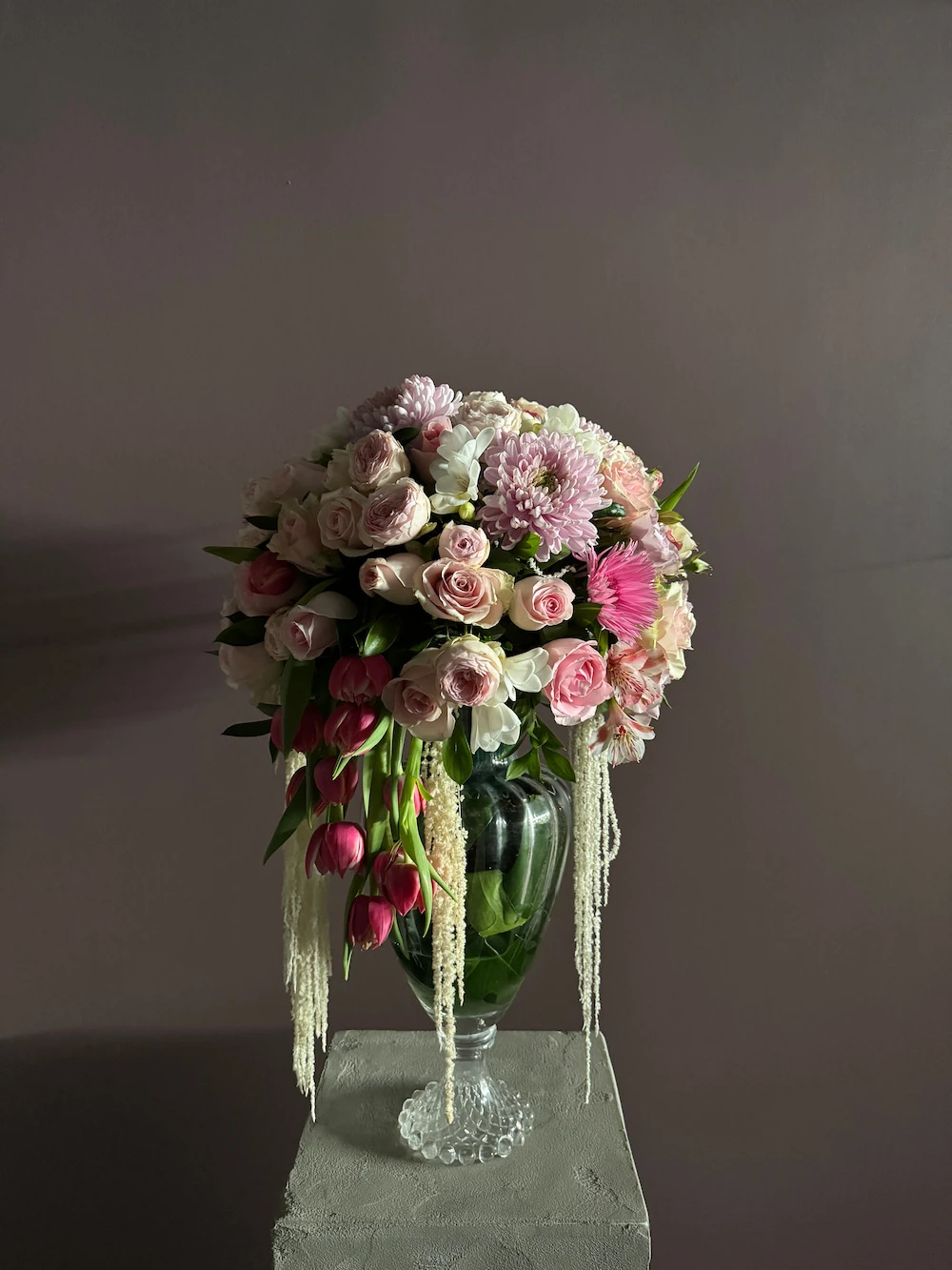 Pembe beyaz tonlarında cam vazoda aranjman