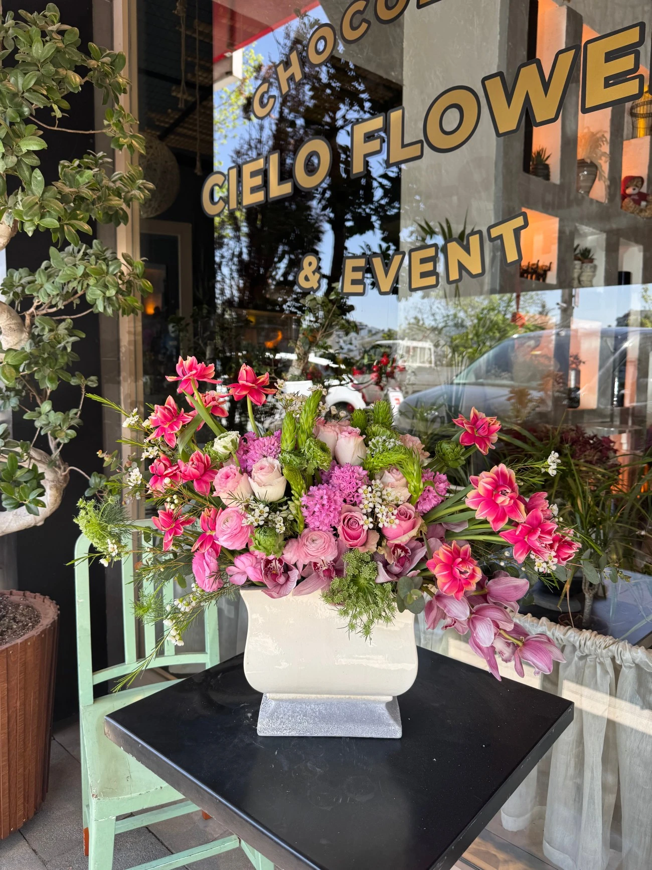 Columbus laleler ithal güller ile hazırlanmış aranjman