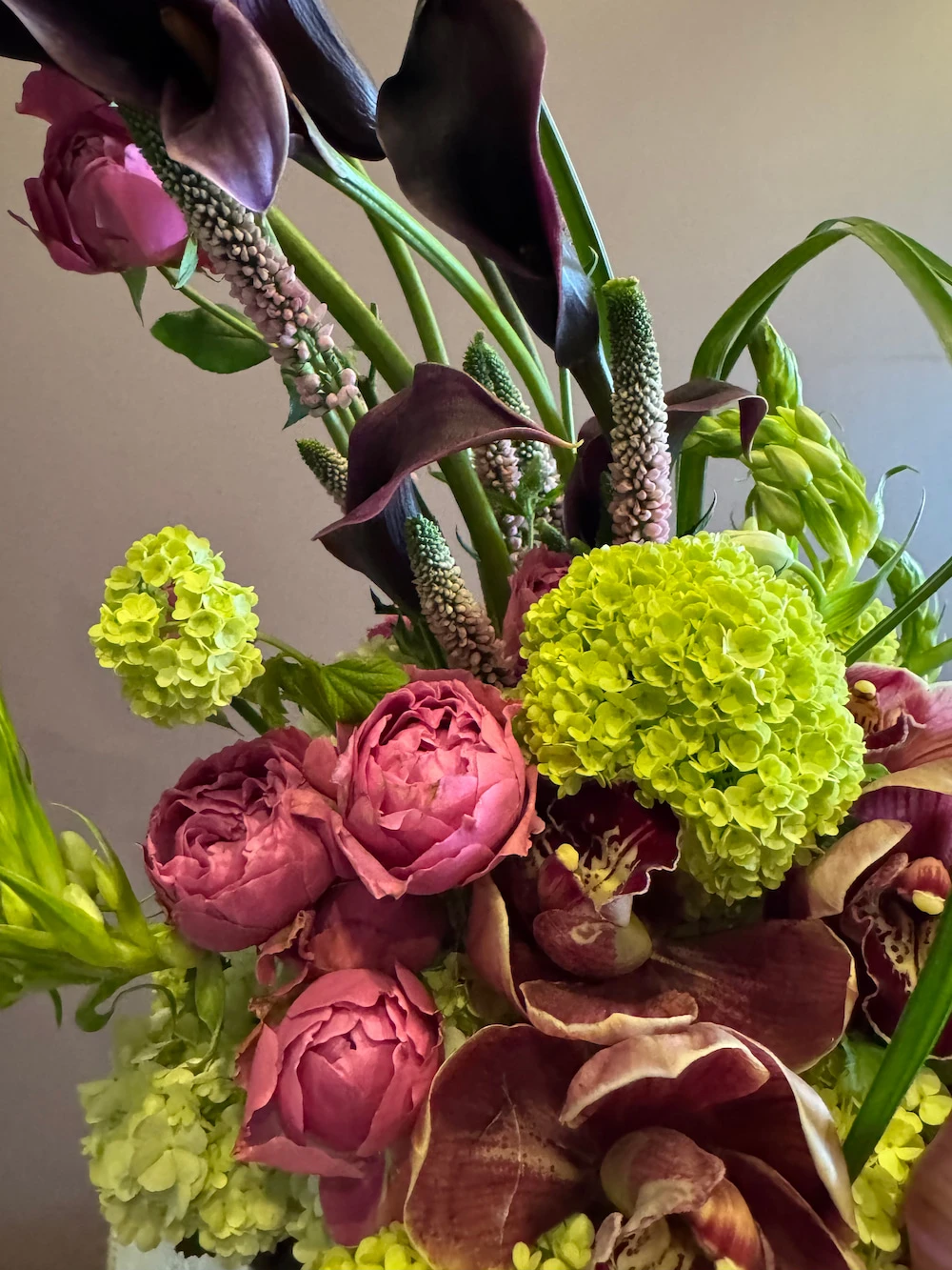 Bordo galalar ve mini ortancalarla hazırlanmış aranjman