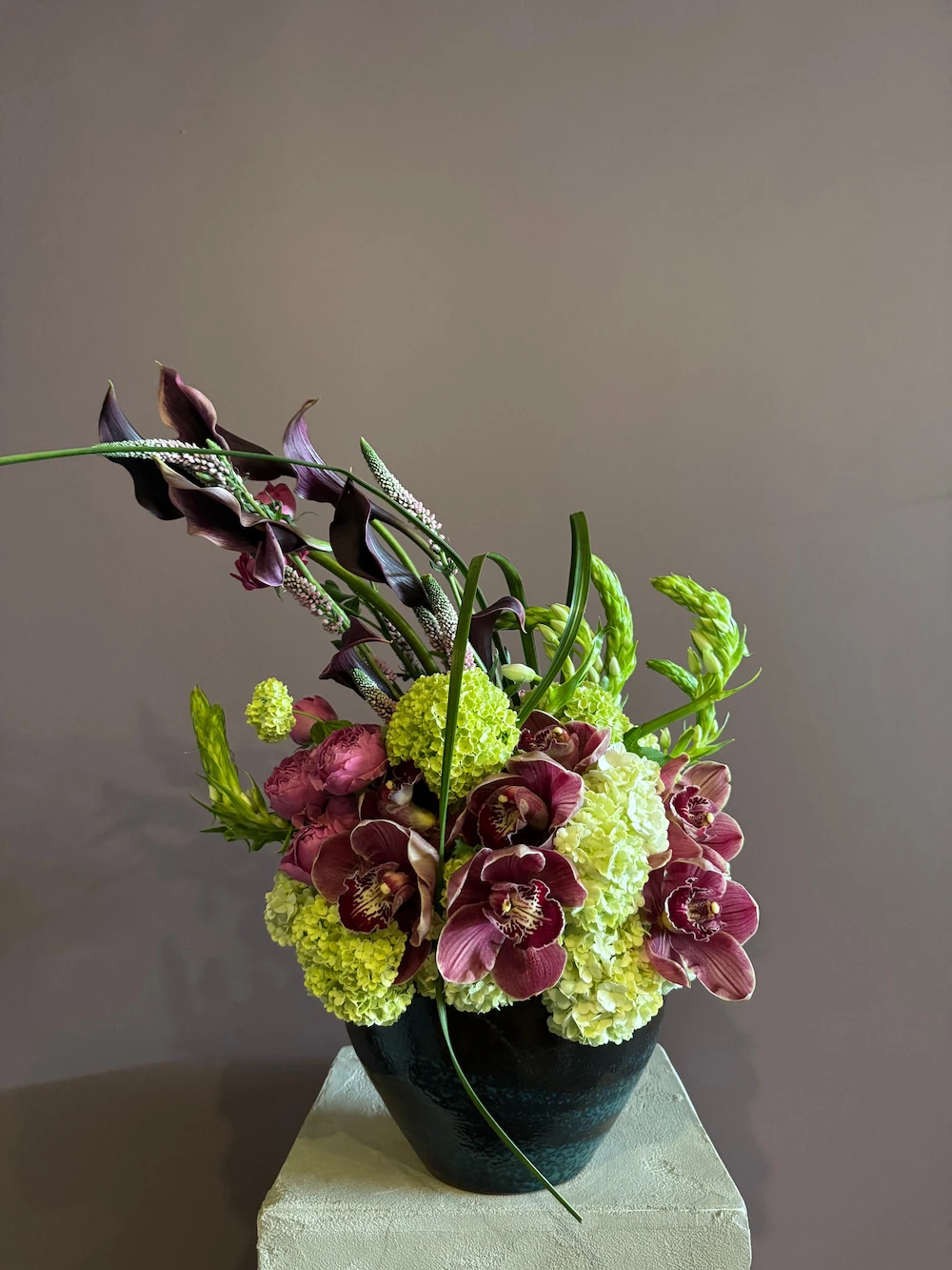 Bordo galalar ve mini ortancalarla hazırlanmış aranjman