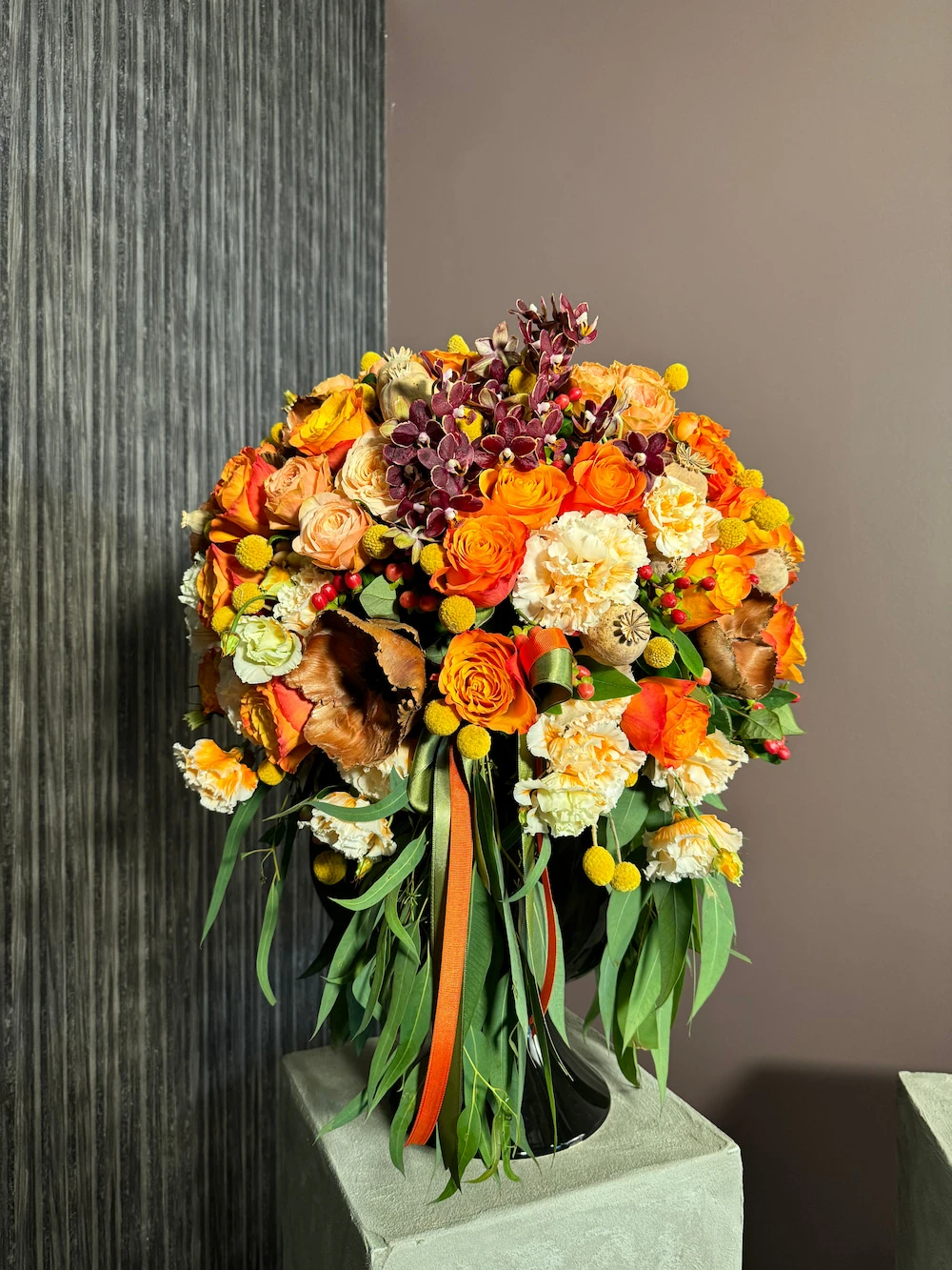 Turuncü güller ve mini orkidelerle hazırlanmış dev aranjman