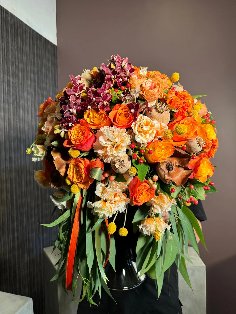 Turuncü güller ve mini orkidelerle hazırlanmış dev aranjman